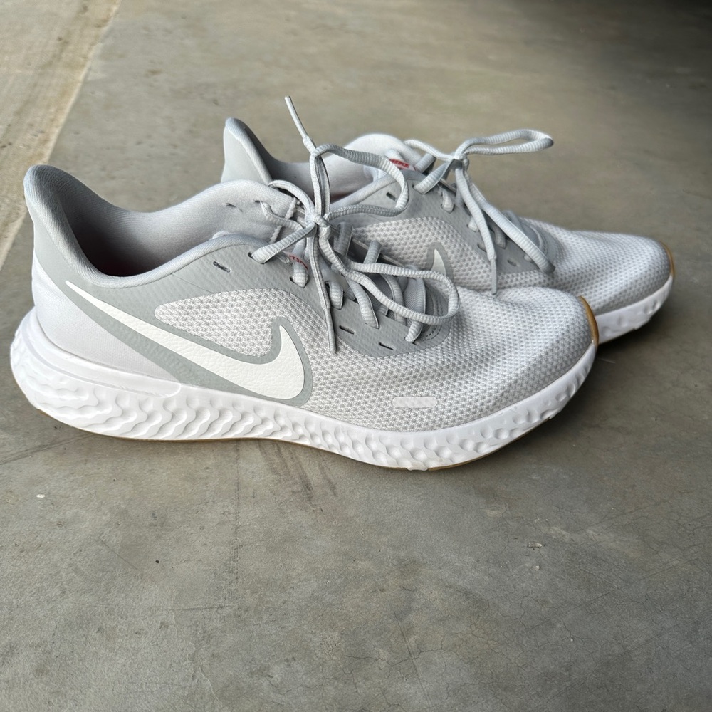 Men Nike Revolution 5 sz 9